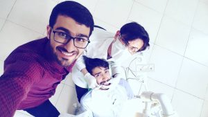 من و مجتبی و حسین در کلینیک دانشکدۀ دندان پزشکی قم | دانشجویان دندان‌پزشکی