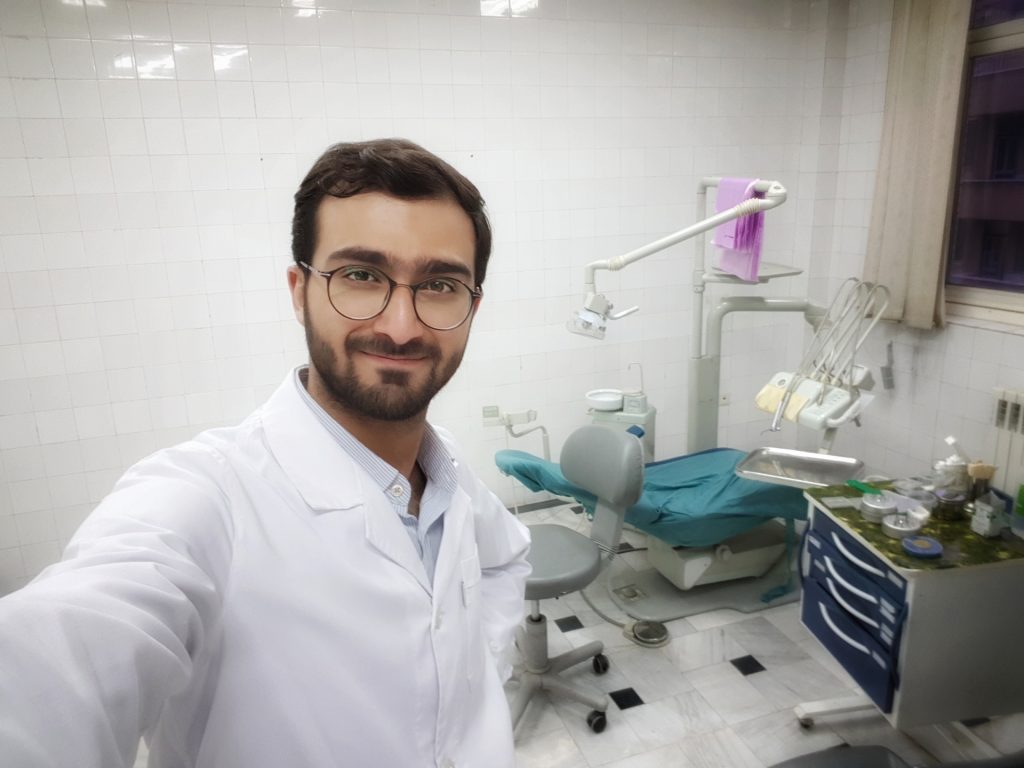 مصطفی قائمی در درمانگاه دندانپزشکی