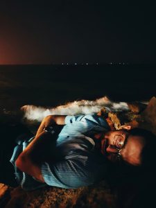 من و خوابیدن در کنار ساحل